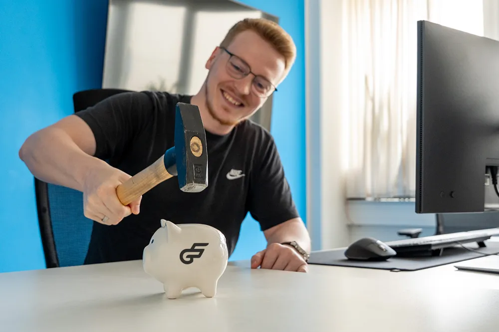 Mitarbeiter mit Sparschwein